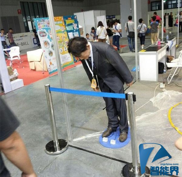 “安倍”機(jī)器人亮相上海，不停鞠躬道歉