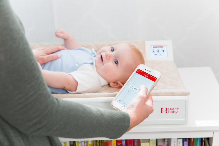 換尿布也是件講究事，Hatch Baby 讓奶爸奶媽用上了智能尿布更換臺
