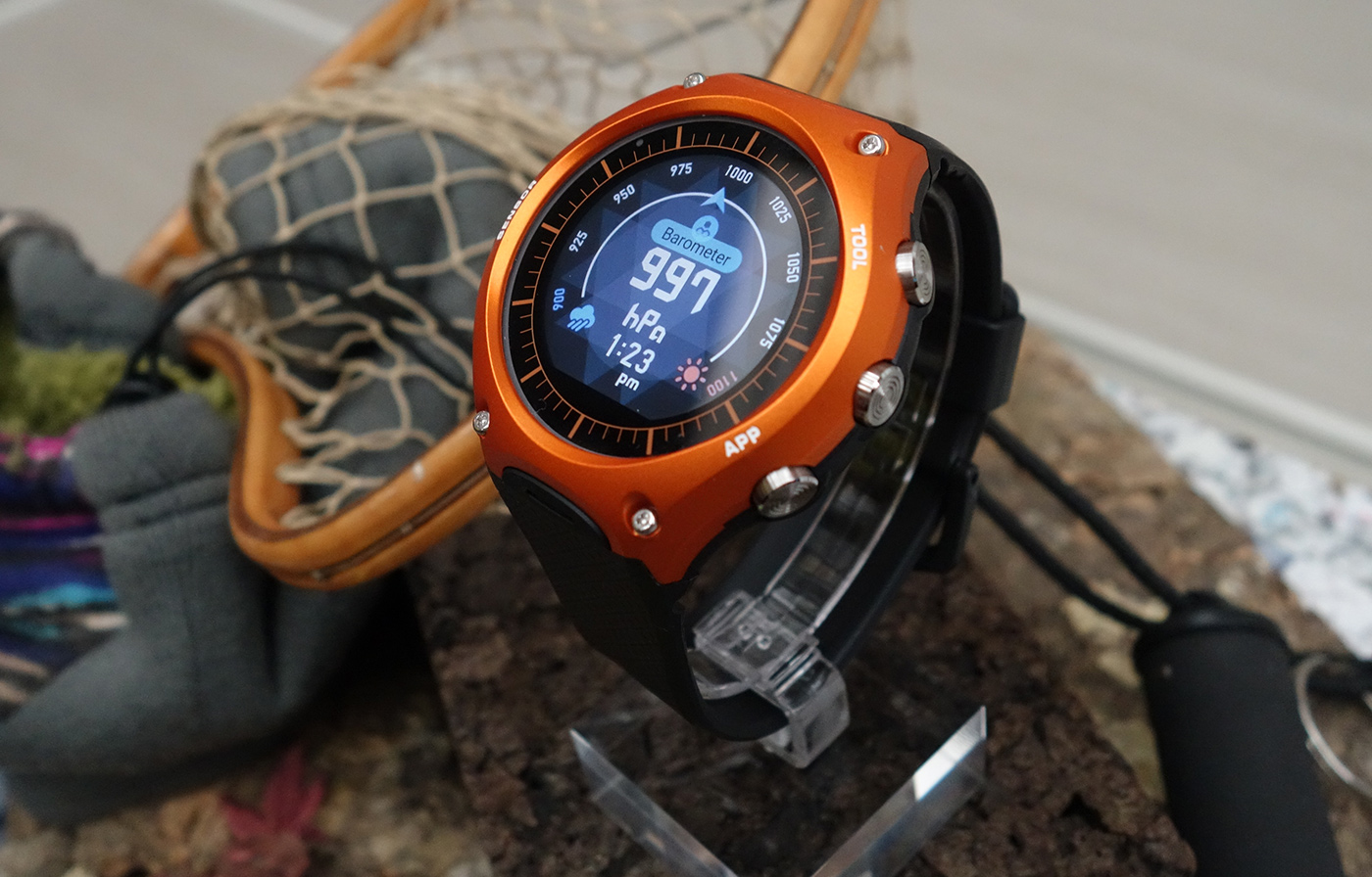 卡西歐的第一款智能手表是個(gè)超巨大的 G-Shock