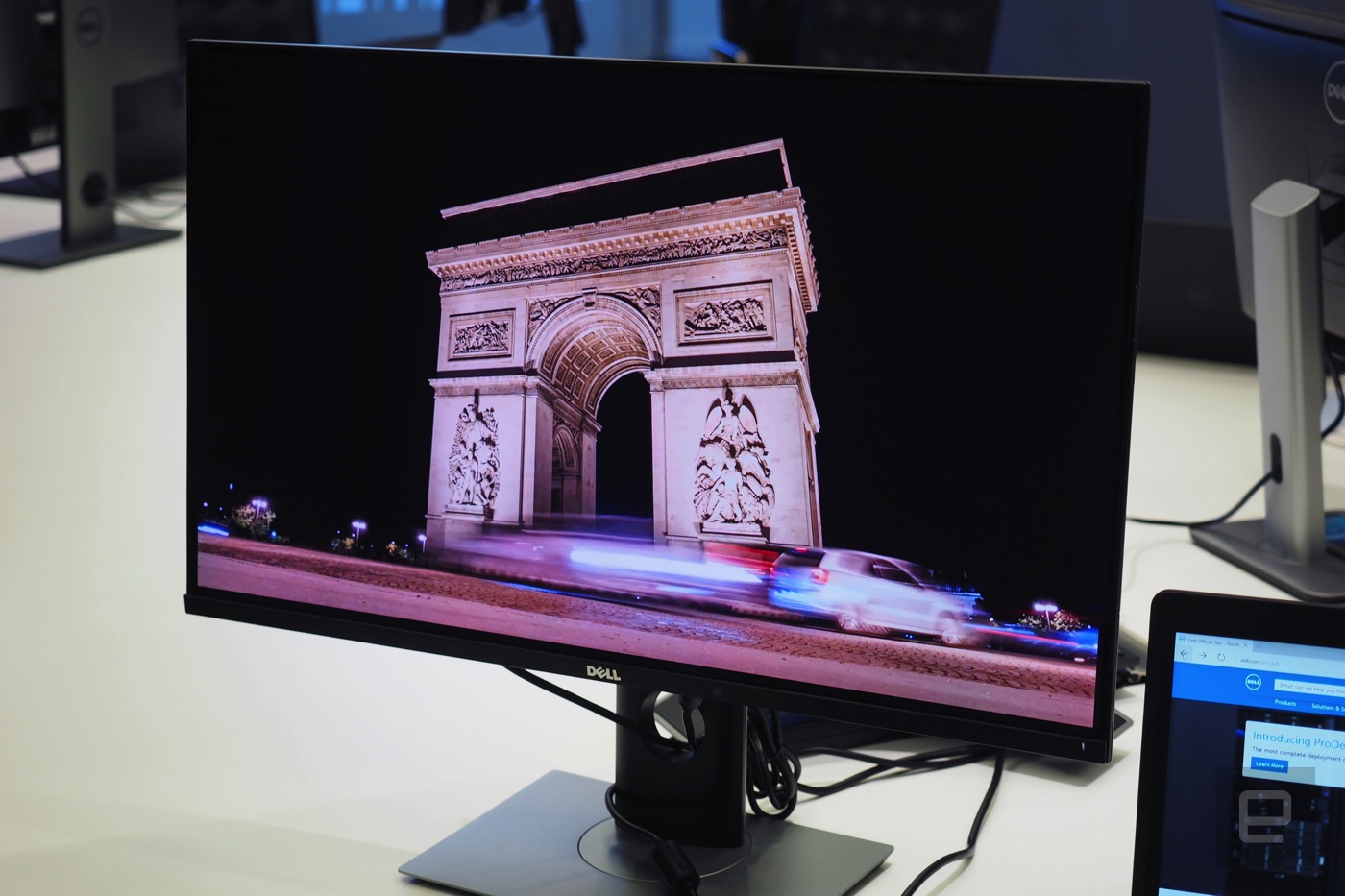 戴爾今年最「吸睛」的產品，是一臺 4K OLED 屏幕