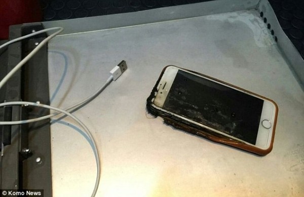 嚇?biāo)缹殞?！iPhone 6飛機(jī)上突然起火 火焰20厘米高