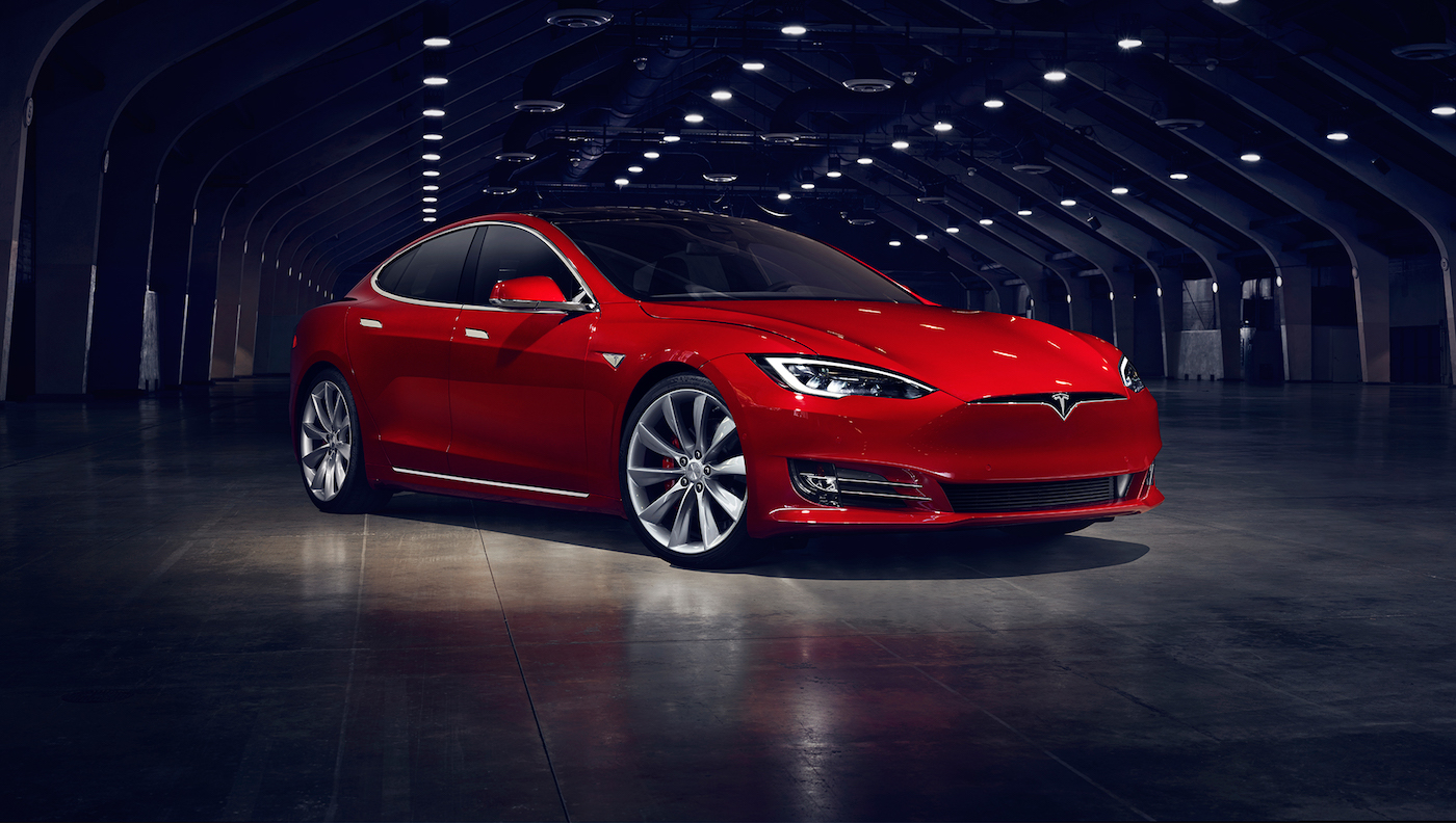 Tesla 給 Model S 換上了新車頭，同時還加入快速充電
