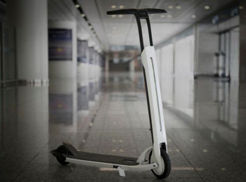 真是超級(jí)方便！這款電動(dòng)滑板車還可以邊踩邊充電