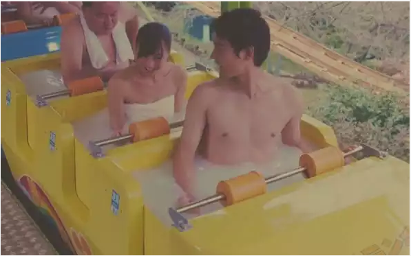 見過在旋轉(zhuǎn)木馬 過山車 摩天輪上泡溫泉的嗎？他們做到了
