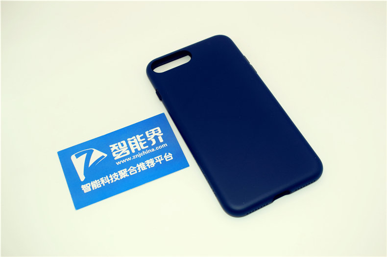 帶上套的蘋果手機(jī)可以當(dāng)籃球？犀牛盾防摔背蓋保護(hù)殼體驗(yàn)