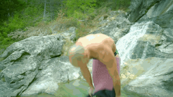 穿上緊身連體衣跳水更靈活 這才是真正的超級(jí)英雄