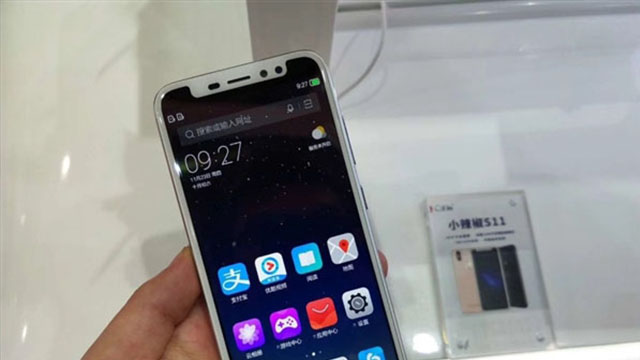 小辣椒展出了一款S11新機，竟然與iPhoneX一樣是劉海屏