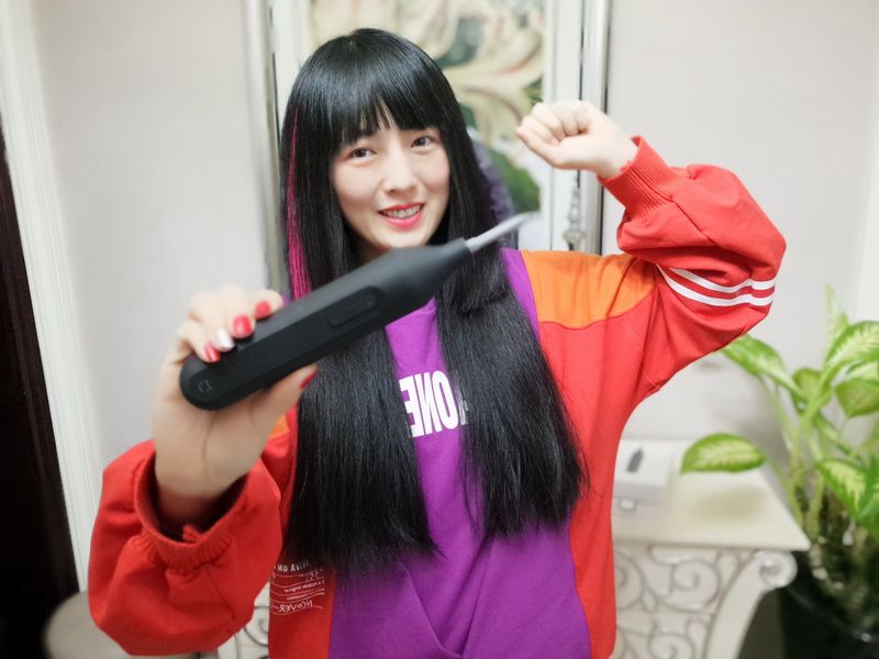妹子輕松玩轉(zhuǎn)米家手自一體電動(dòng)螺絲刀，來看實(shí)操爽翻現(xiàn)場(chǎng)