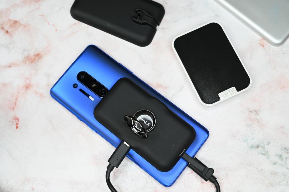 會(huì)充電的手環(huán)支架，iWALK變色龍口袋充電寶體驗(yàn)