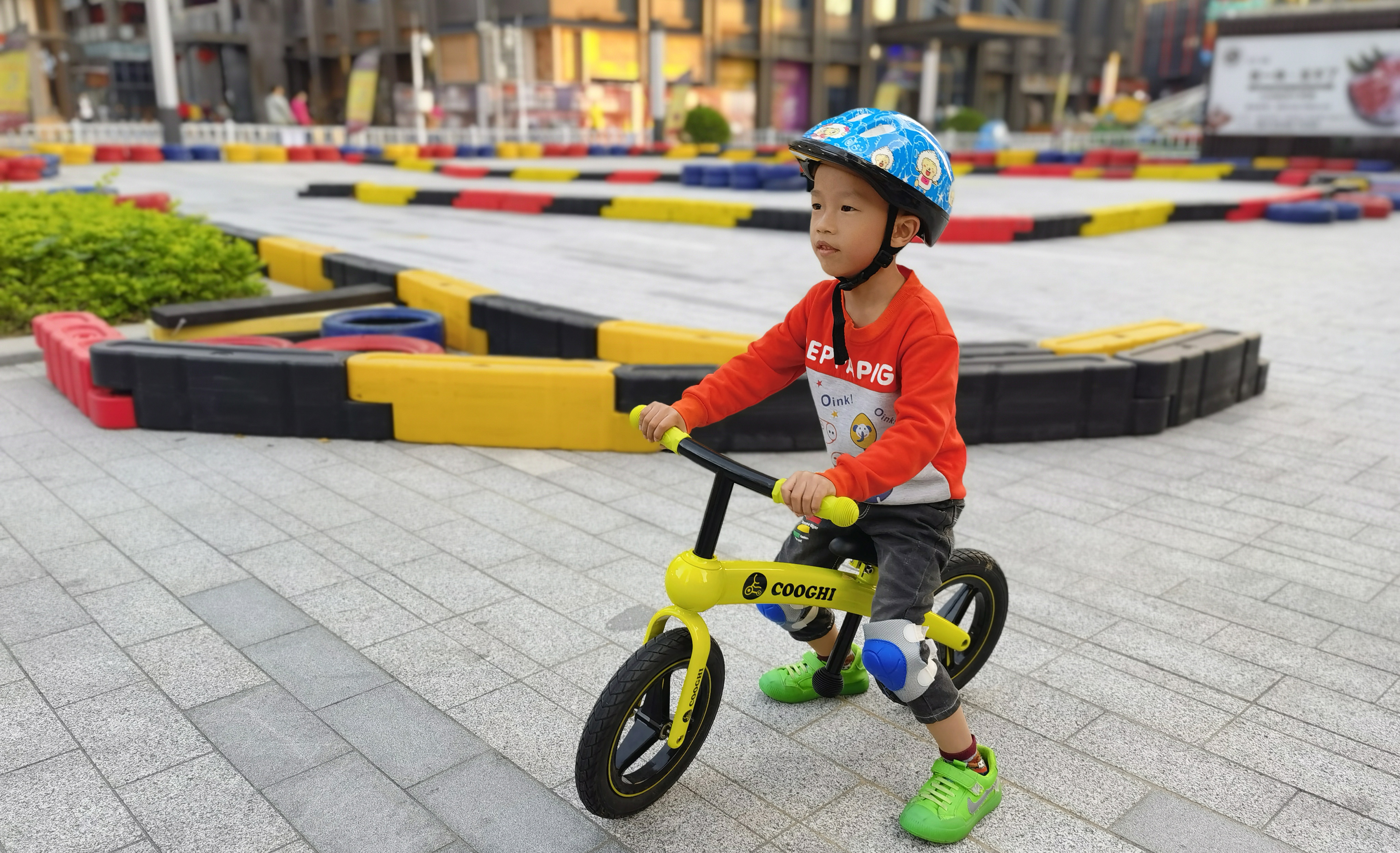 勇敢前進(jìn)，自信滑行，酷騎兒童平衡車新奇體驗(yàn)