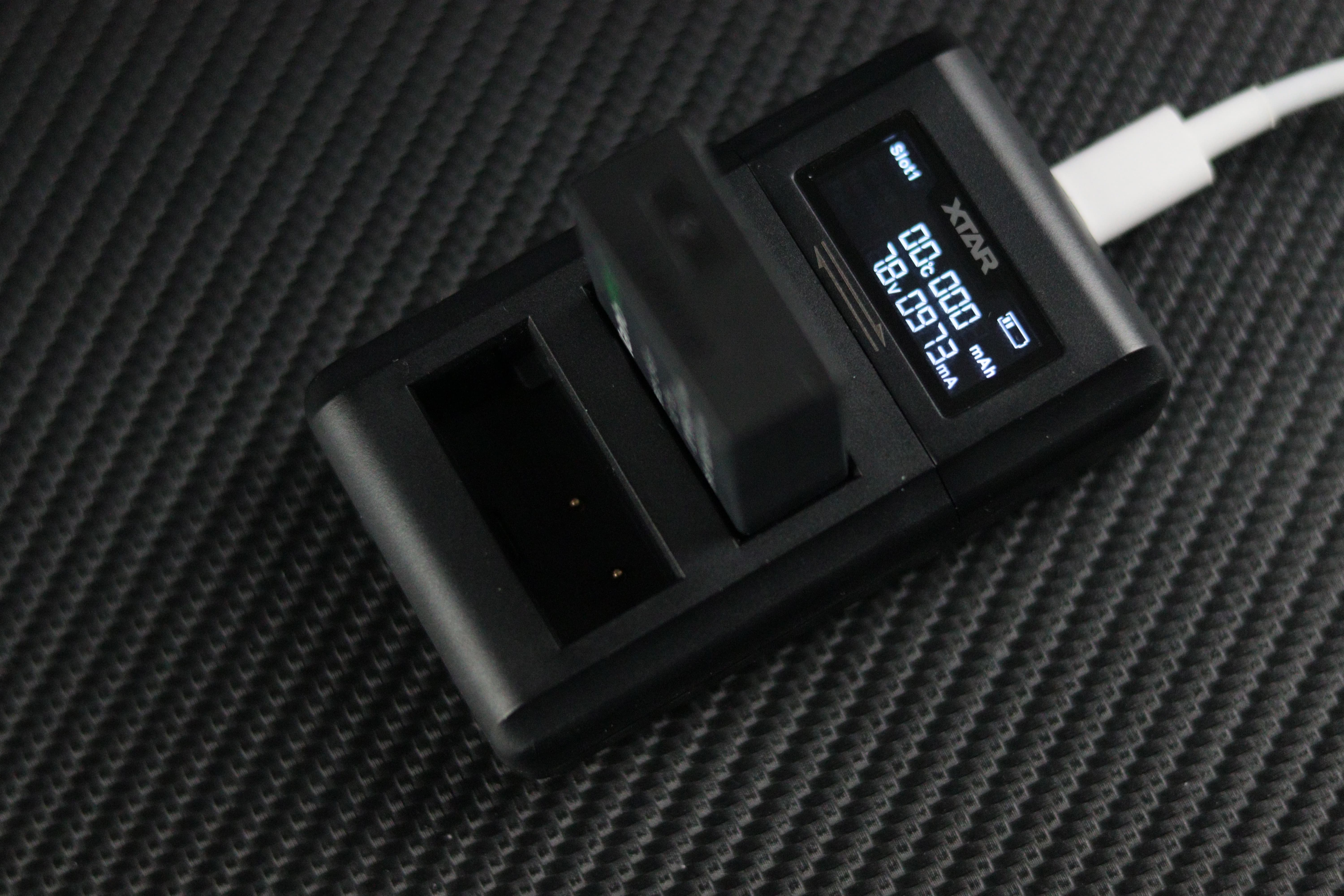 相機(jī)電池的好幫手-XTAR智能屏顯充電器