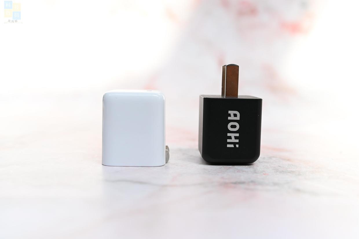 小巧精致的充電器，30W功率兼容更全面，AOHI 30W充電頭上手