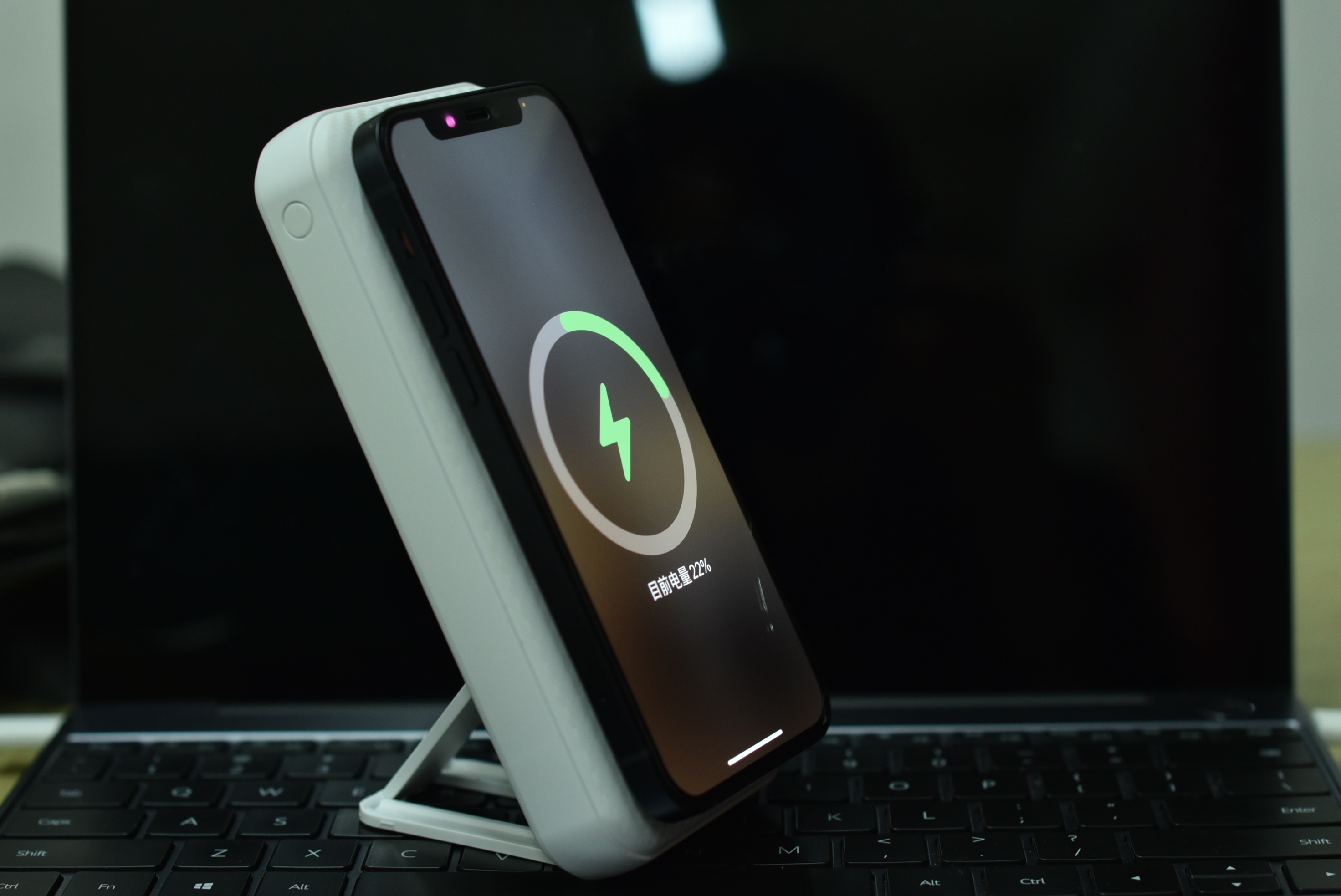 高性?xún)r(jià)比平替磁吸無(wú)線(xiàn)充電寶-iWALK“魔咔寶