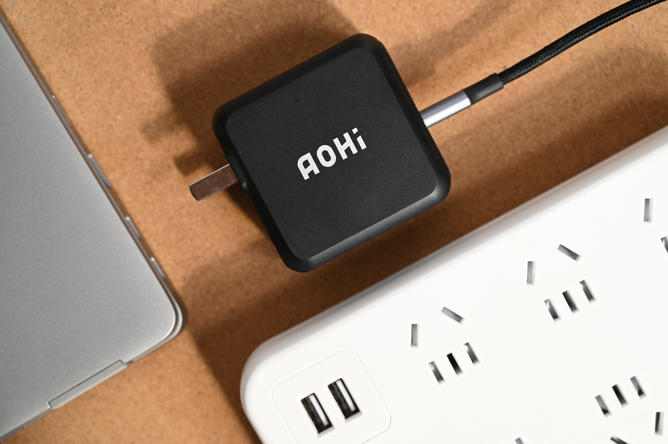 小巧精致的充電器，竟擁有100W的澎湃動力，AOHi 100W PD充電器上手