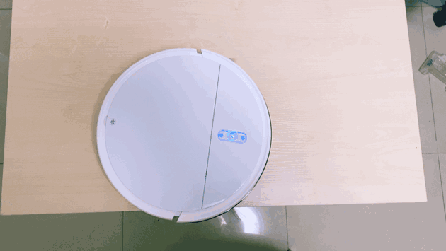 機器人放在桌子上，不會掉落