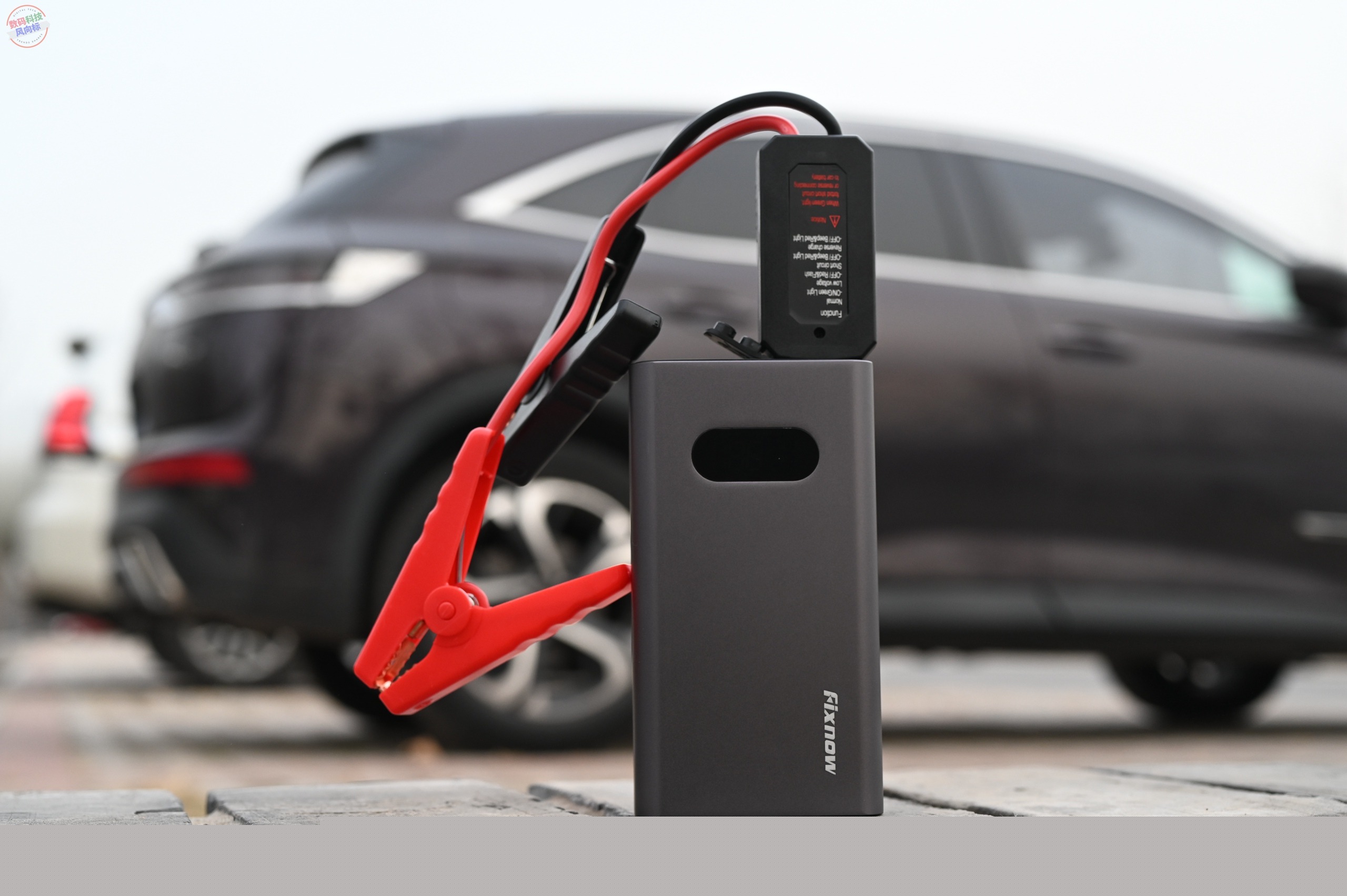 專治油車沒電的應(yīng)急電源，緊急啟動還能給手機充電