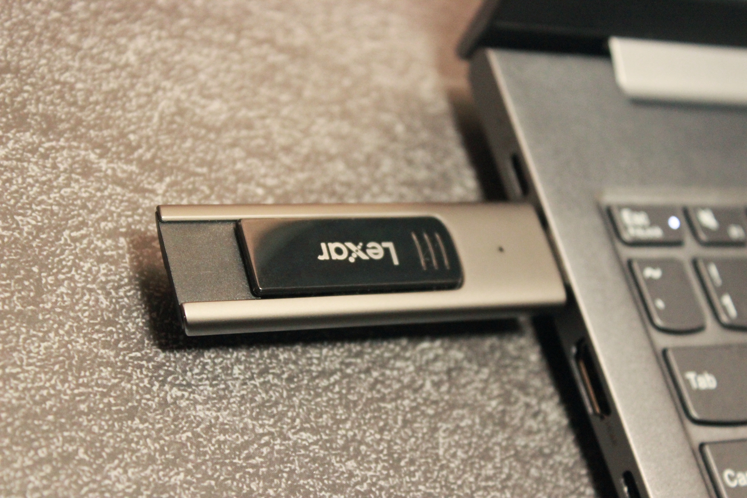 雷克沙M900 128GB USB3.1 Gen1 閃存盤，百元體驗(yàn)高速存儲設(shè)備